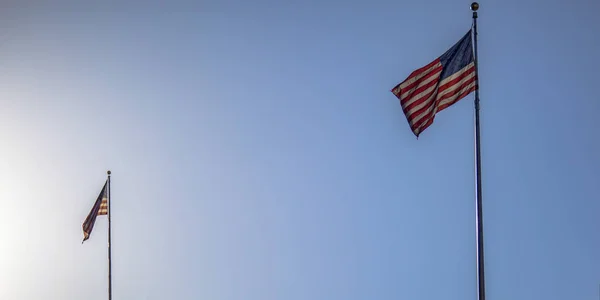 Banderas Americanas ondeando en el viento bajo el cielo — Foto de Stock