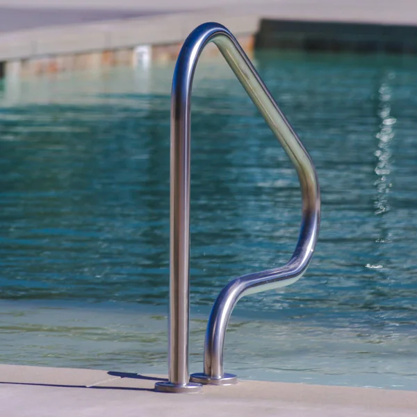 Main courante simple d'une piscine pour la sécurité — Photo