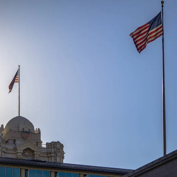 Two American flags on the roof of a building — Stock Photo, Image