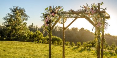 Güzel manzaralı bir çimenlikte chuppah