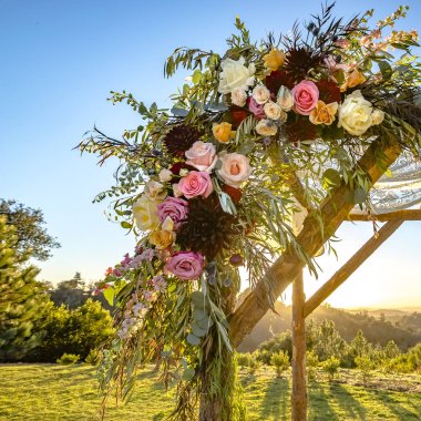 Ahşap Huppah üzerine dantel kumaş ve renkli çiçekler