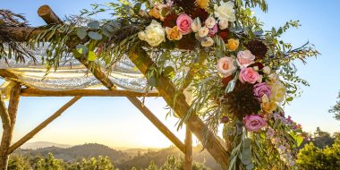 Dantel ve çiçek geleneksel Yahudi Chuppah üzerinde