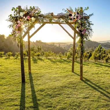 Ahşap Chuppah ile geleneksel Yahudi düğün
