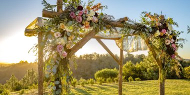 Bir Chuppah üzerine dik kumaş ve canlı çiçek