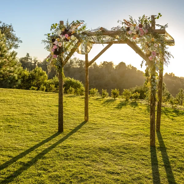 Güneşli manikürlü çimenlikte Yahudi Huppah