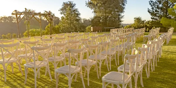 Żydowski ślub na świeżym powietrzu skonfigurować na nasłonecznionych trawnik — Zdjęcie stockowe