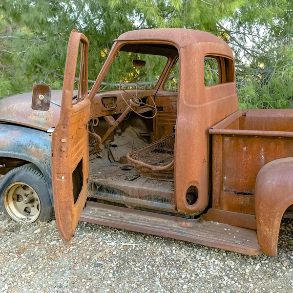 Camión arruinado en el bosque con vista al interior — Foto de Stock
