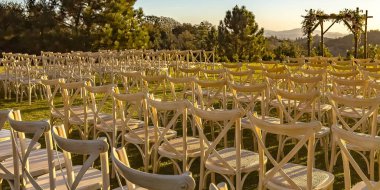 Satırlar ve sütunlar bir Chuppah karşı karşıya koltukları