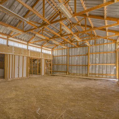 Metal çatı ve duvar ile bir ahır iç görünümü