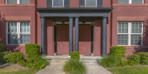 Buitenkant van een symmetrische huis in Daybreak Utah — Stockfoto