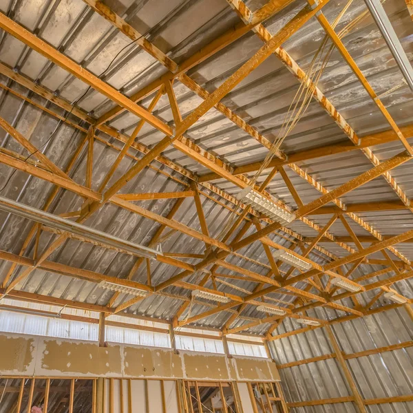 Interior de um celeiro com telhado de metal e paredes — Fotografia de Stock