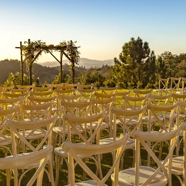 Сонячної стільці, стикаються з Chuppah і мальовничим видом — стокове фото