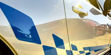 Bir yansıtıcı beyaz araba mavi şerit çıkartma