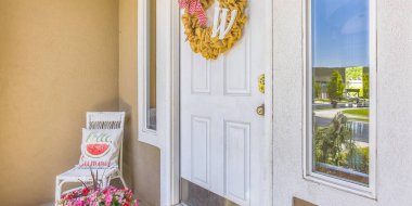 Sandalye sarı çelenk ile ön kapı yanındaki