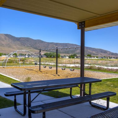 Alanı ve bahçesi içinde yeme bir güneşli bir parkta