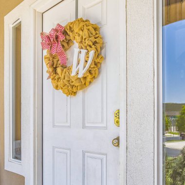 Ön kapı çelengi ve yansıtıcı cam pencere