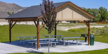 Güneşli bir dağ manzaralı balkon