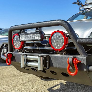 Gri Suv ızgara ile korumak ve sahne ışıkları monte