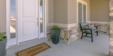 Beyaz ön kapı ve sundurma bankta