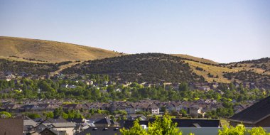 Eğimli tepeler bakan bir golf Doğum evler