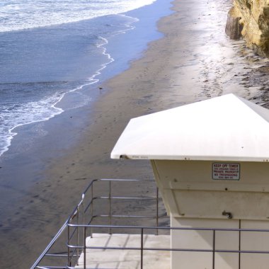 San Diego California bir plajda cankurtaran kulesi