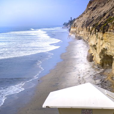 Sarp bir uçurum yanında bir plajda cankurtaran kulesi