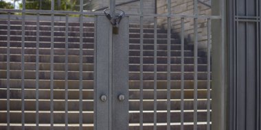 Metal geçit ve merdiven güneşli bir günde kilitli