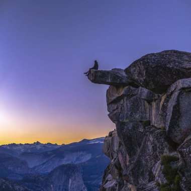 Glacier Point uçurumun kenarında bir adam