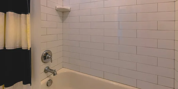 Bathroom with bathtub and white tiled wall — Stock Photo, Image