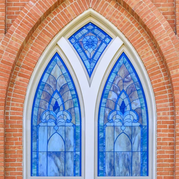 Schöne Glasfenster eines Backsteingebäudes — Stockfoto