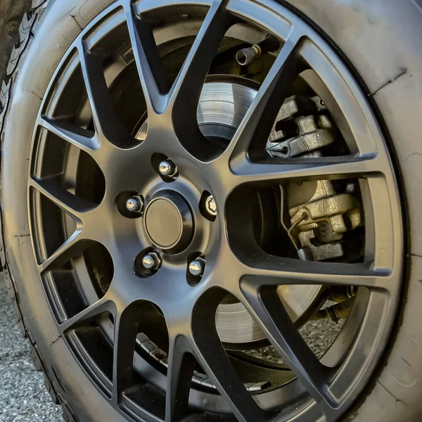 Jante de pneu preto e freio de disco de carro no dia ensolarado — Fotografia de Stock