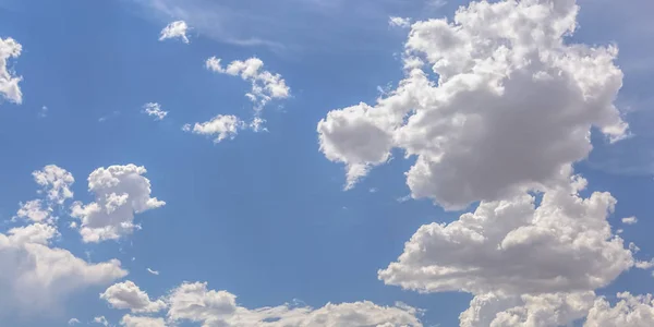 Céu azul brilhante com nuvens inchadas brancas — Fotografia de Stock