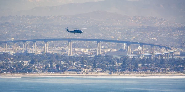 Chopper w San Diego niebo nad Coronado mostek — Zdjęcie stockowe