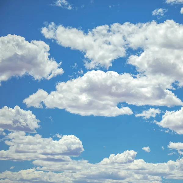 Céu azul sem fim com nuvens brancas inchadas — Fotografia de Stock