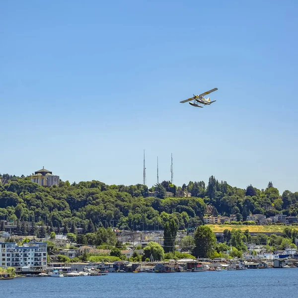 Vliegtuig vliegen op Unie Lake en de stad zweven — Stockfoto