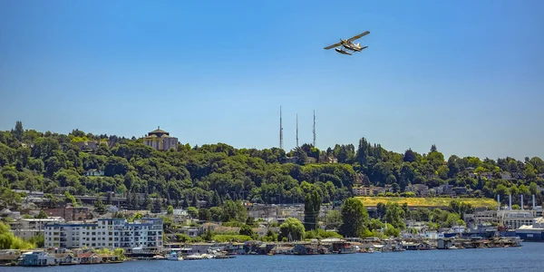 Vliegtuig drijven met bomen bouwen en meer hieronder — Stockfoto