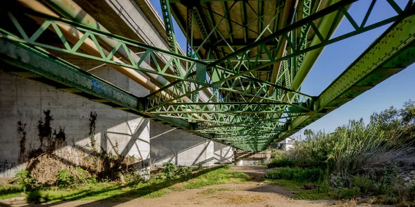 Balkar och strålar av en bro i Oceanside Ca — Stockfoto