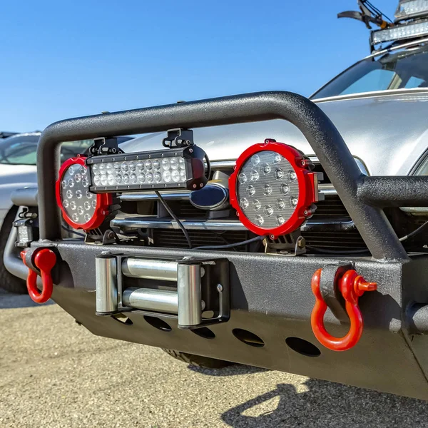 SUV gris con protector de rejilla y proyectores instalados — Foto de Stock