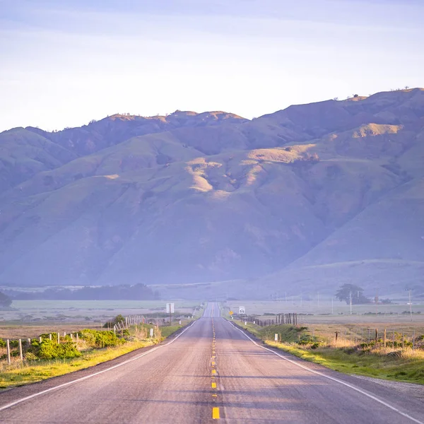 Autoroute avec vue sur une immense montagne en Californie — Photo