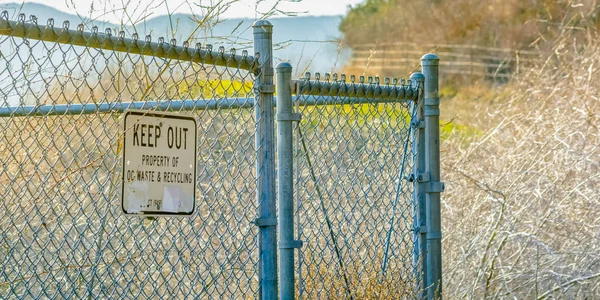 Keep Out sign on mesh fence in San Clemente CA — Stock Photo, Image