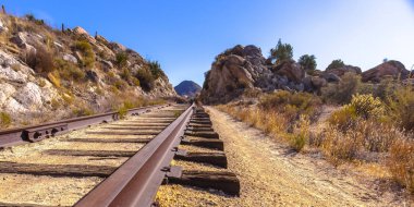 Kaliforniya çöl yoluyla çalışan tren