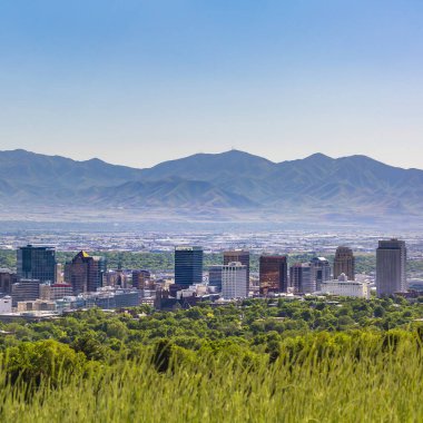 Salt Lake City gökdelenler ve dağ manzaralı