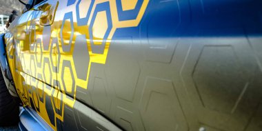 Parlak gri araba sarı geometrik ağaç baskı ile