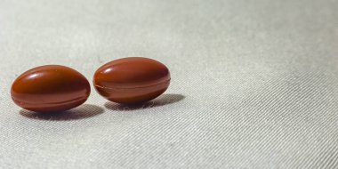 Çikolata topları beyaz bir yüzeye karşı cazip