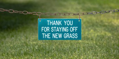 Çimenli bir çim üzerinde bir zincir tabelada teşekkür ederim