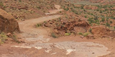 Moab Utah kırmızı bir kayalık arazide sarma izi