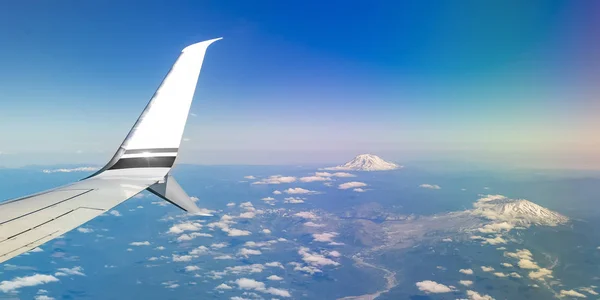 Mount Rainier viewed from an airplane window — Stock Photo, Image