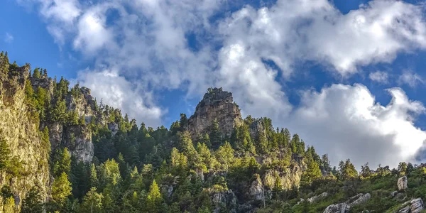 Montaña bajo cielo azul nublado en Provo Canyon — Foto de Stock