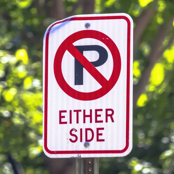 Geen parkeergelegenheid op ofwel zijde teken post — Stockfoto