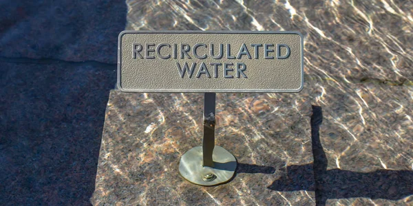 Panneau d'eau recirculé sur l'eau claire scintillante — Photo